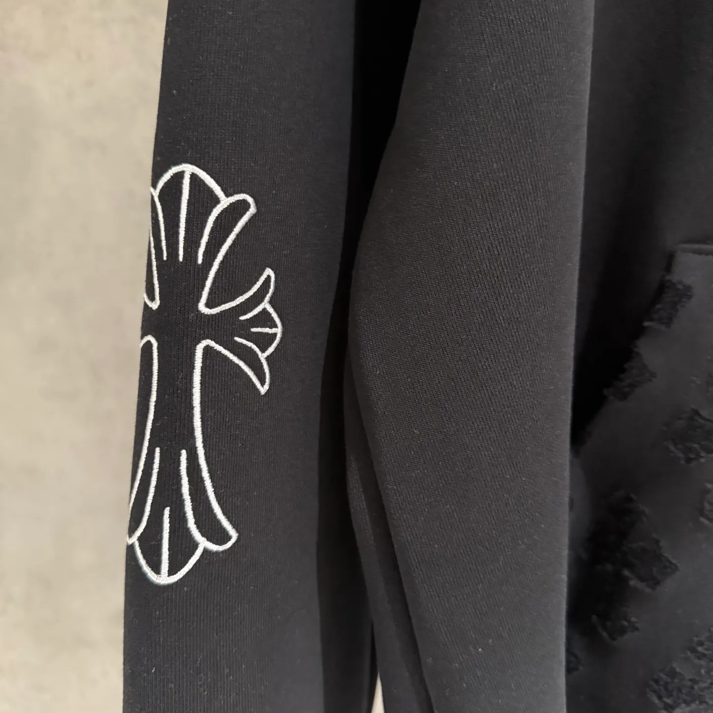 🅿️390 [Strict quality control] CH Croixin's new long-sleeved hooded sweatshirt. The fabric is made of heavy 480g double yarn fabric. The whole garment is washed. The front and rear panels are laser-burned. The ready-to-wear wash is loose. The fabric is stiff and stylish. It does not deform or shrink. Color: black, white, floral gray. Size: M-2xl